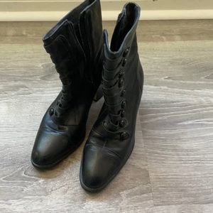 Poppie black boots with heels